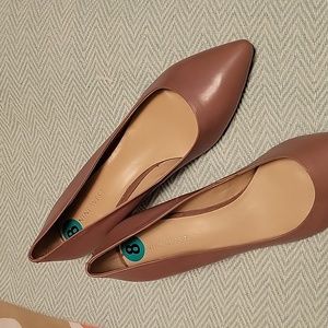 Nine West size 8 taupe kitten heel pump